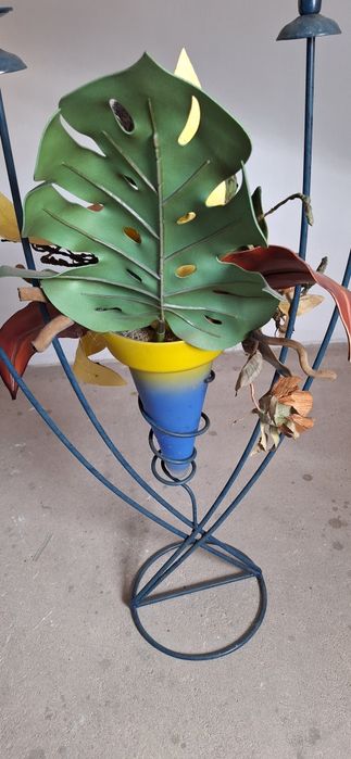 Mesa de centro, candelabro com jarra e porta cd's.