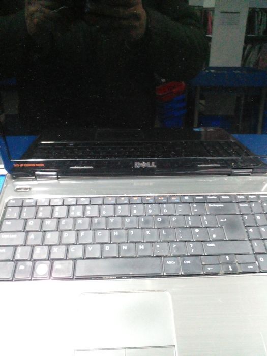 Современный игровой ноутбук красный Dell Inspiron N5010