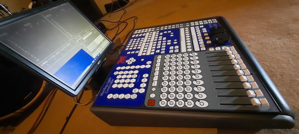 Mesa Luzes Profissional - Avolites Azure 2000 Moving Light Controller