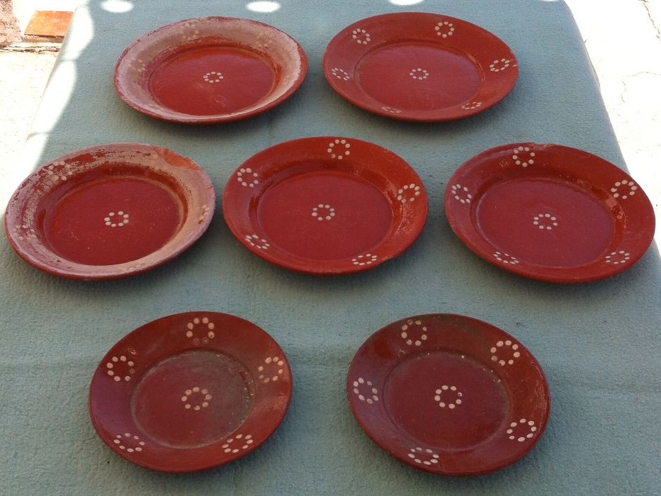 conjunto de antigos pratos de barro