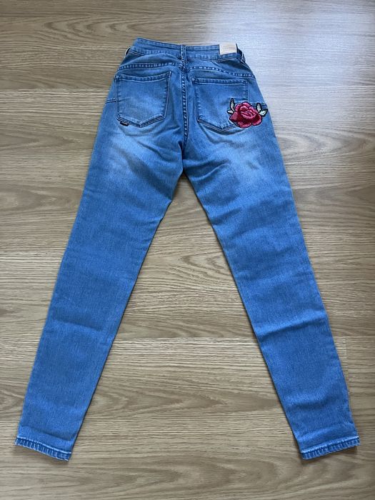 Calças de ganga azul com aplicação da Tiffosi