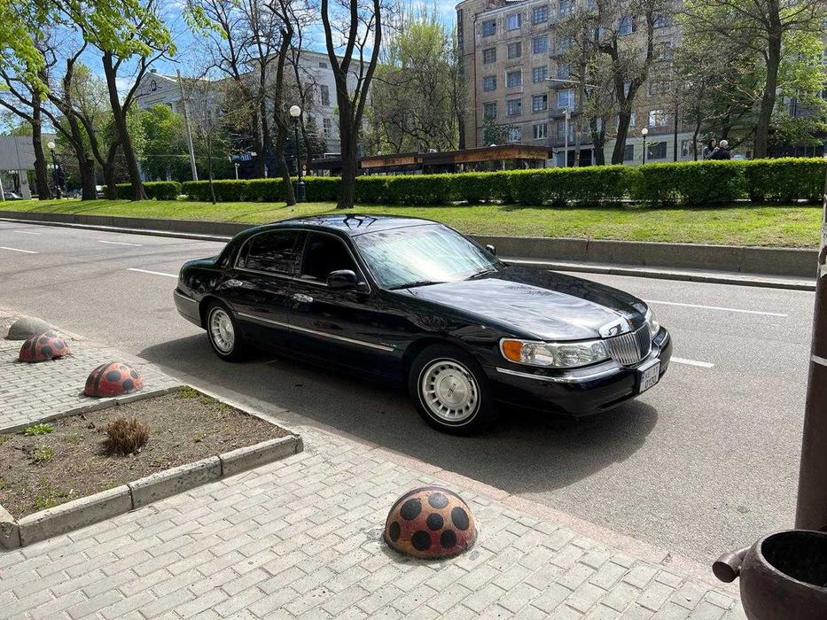 Lincoln Town Car 1999 VIN 1LNHM81W1XY691703 фото оголошення 2 з 14
