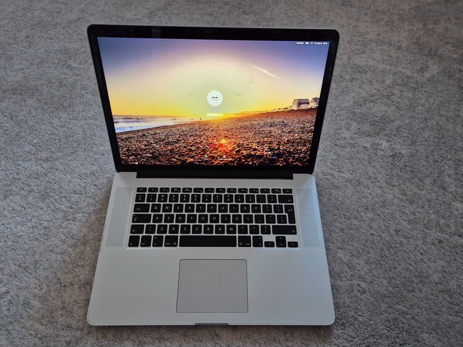 MacBook Pro 15” (2015) | Intel i7 | 16 GB RAM | SSD 256GB