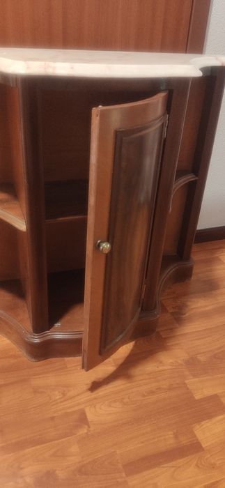 Credência de madeira com tampo de pedra