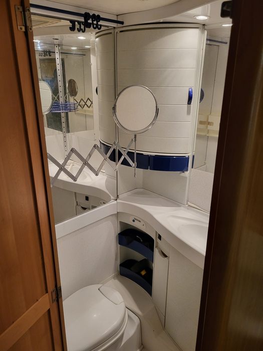 Будинок на колесах eriba hymer