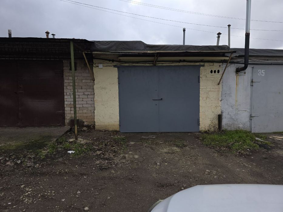 Продам  капитальный гараж  на Космонавтів, кооператив Восток.Власник