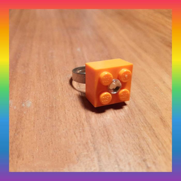 Anel com Lego e "brilhante" amovível (autocolante).Há em várias côres.