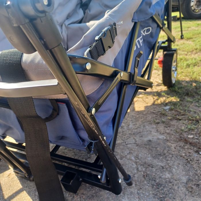 Składany wózek ręczny z niebieskim dachem, komorą chłodzącą i roletami