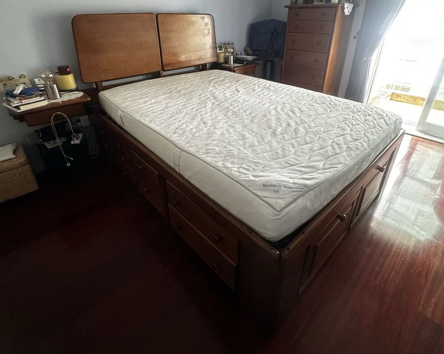Cama Casal Saint Claire com grande capacidade de arrumação