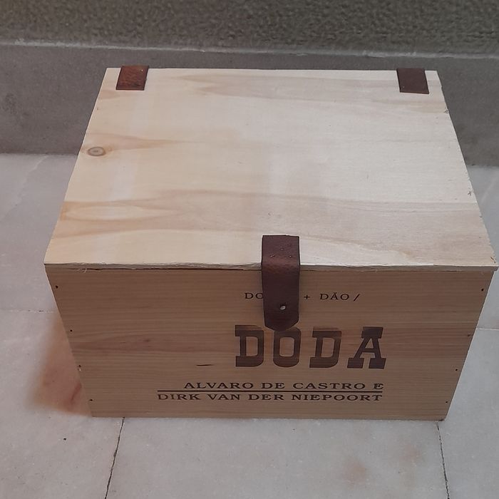 Caixas madeira garrafas arrumos