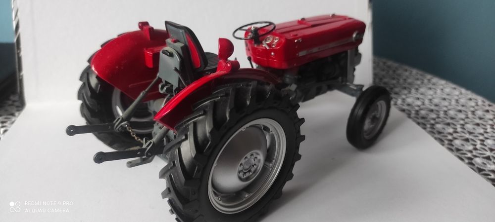 Model Universal Hobbies Massey Ferguson MF 135 skala 1 16