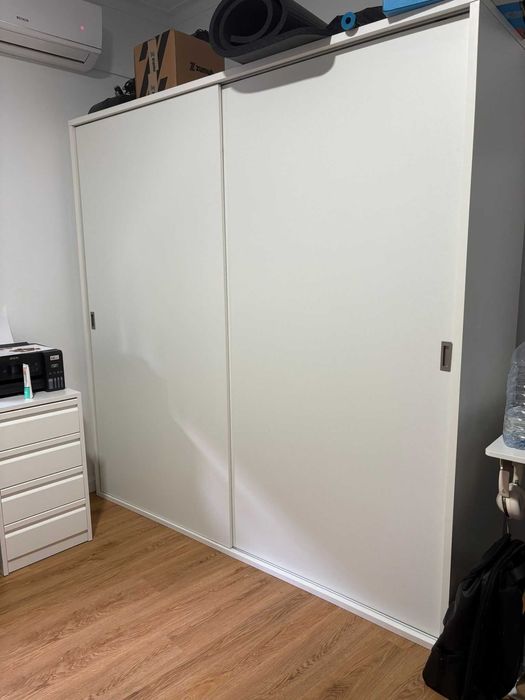 Guarda-Roupa de Casal JOM Indústria Tavira – Usado em Ótimo Estado
