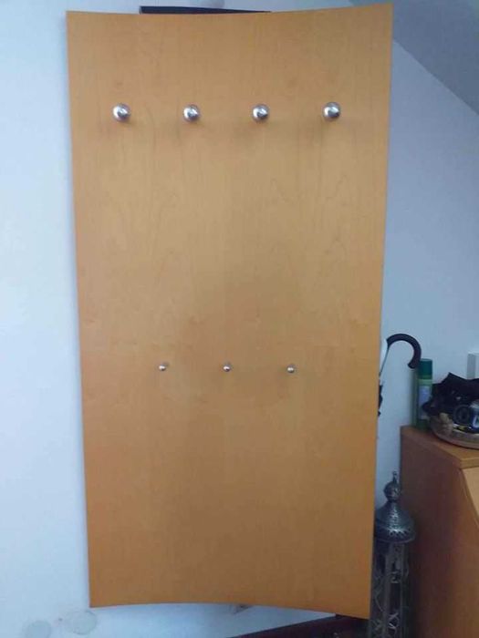 Bengaleiro de parede com prateleiras – bom estado