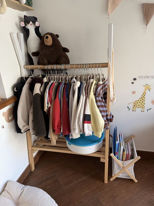 Стійка для одягу в дитячу кімнату