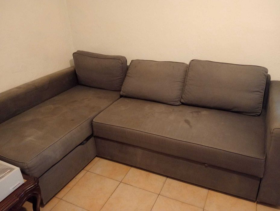 Sofá. Com uma tapua partida. Sem transporte