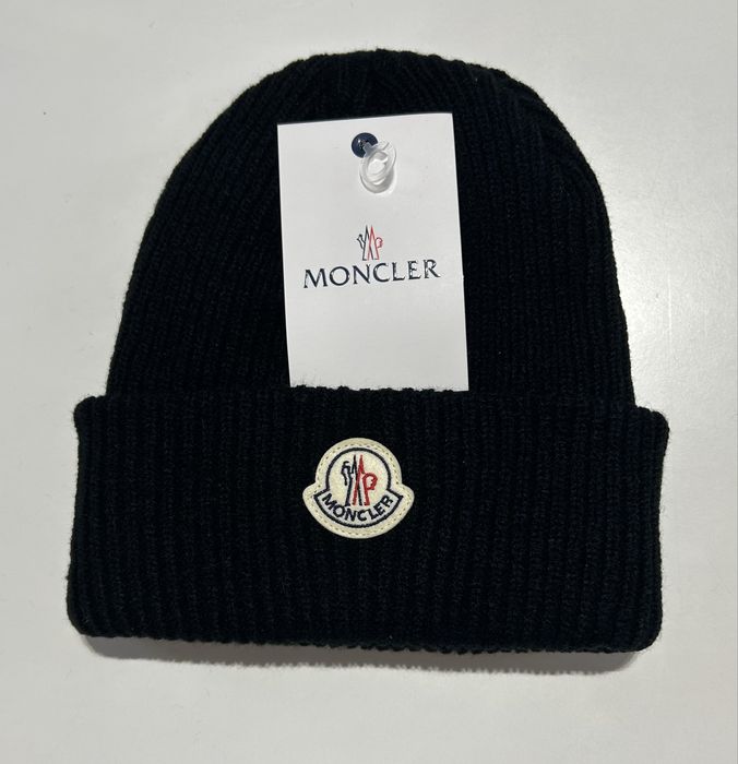 Czarna czapka moncler