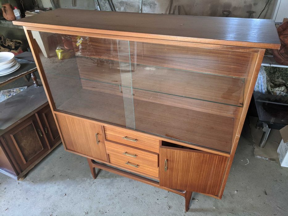 Cristaleira / Vitrine Vintage em Madeira Maciça – Excelente Estado
