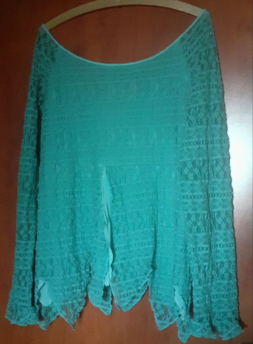 Turkusowa bluzka z broszką