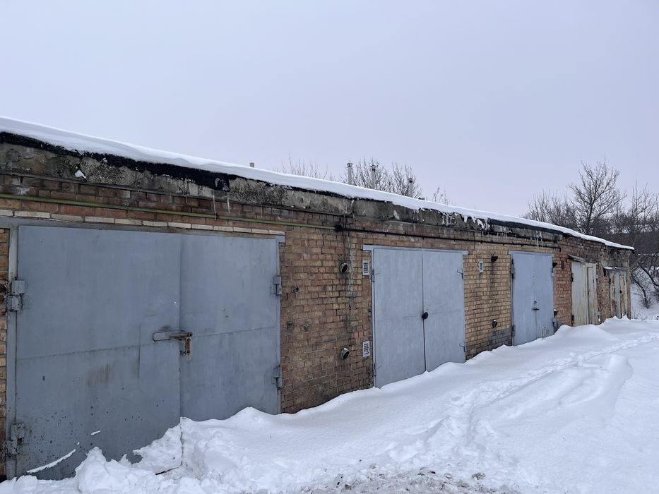 Гараж з погребом і смотровою ямою,поштукатурений з вентиляцією