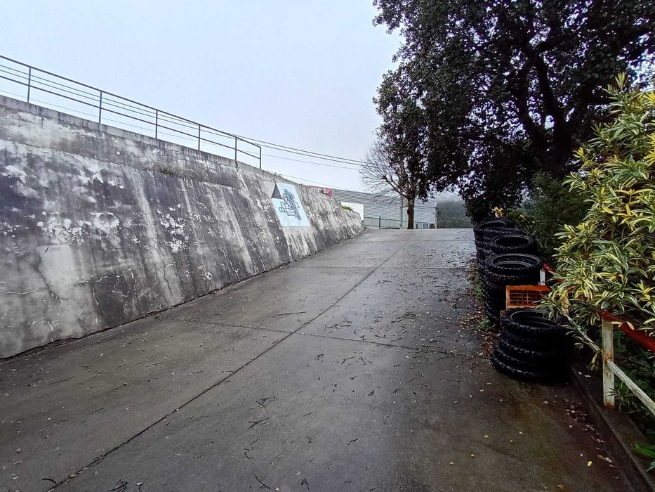 Armazém c/ logradouro em Zona Industrial