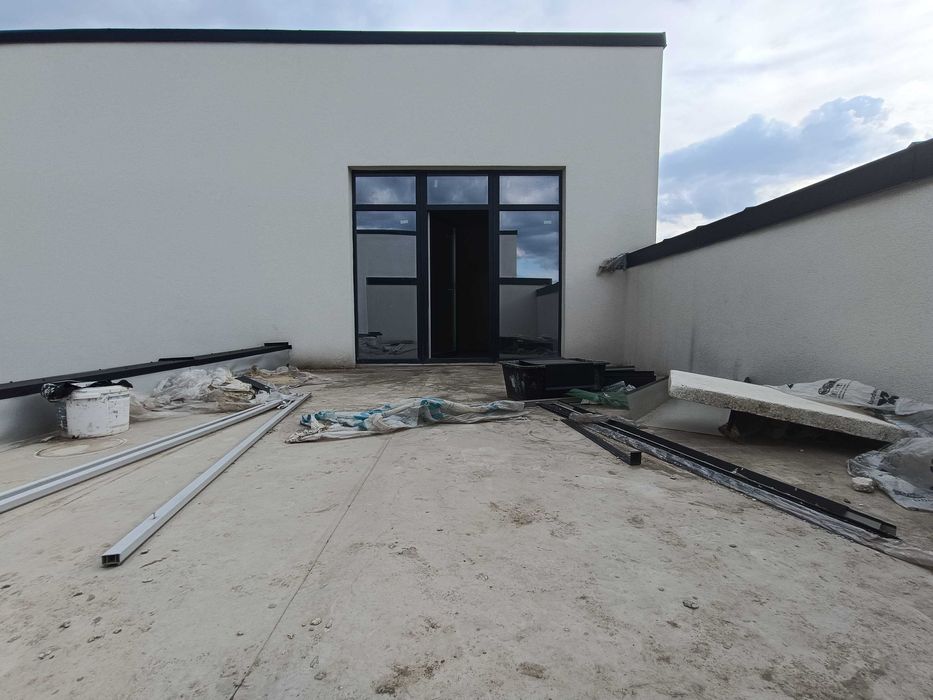 ПРОДАМ дім  загороджений дуплекс з гаржем та терасою 160 м² , 3сот ГАЗ  підключенні всі міські комунікації