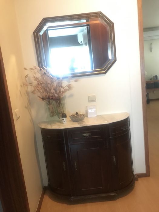 Móvel de corredor com pedra de mármore e espelho