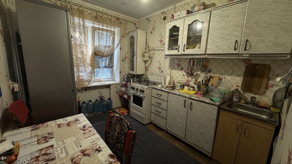 Продаж 2-х кім квартири , по вулиці В. Ковалівка , поверх 6/9 , квартира не кутова ,квартира житлова ( під ремонт) .