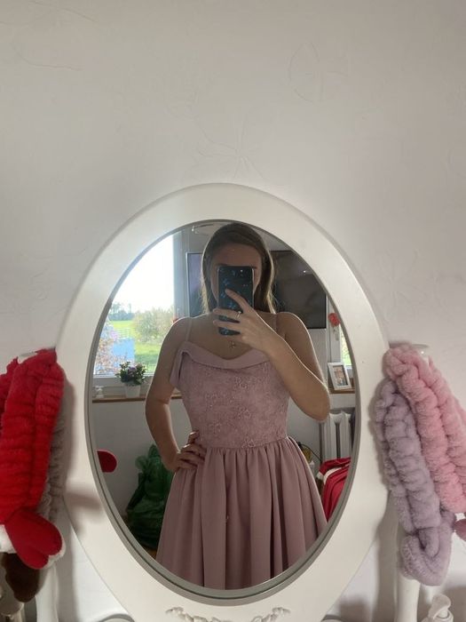 Piękna różowa sukienka