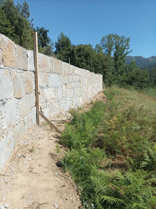 Muros em Alvenaria de Granito Socalco