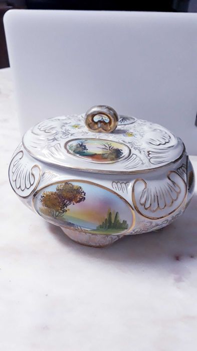 Bomboneira em louça de Alcobaça.