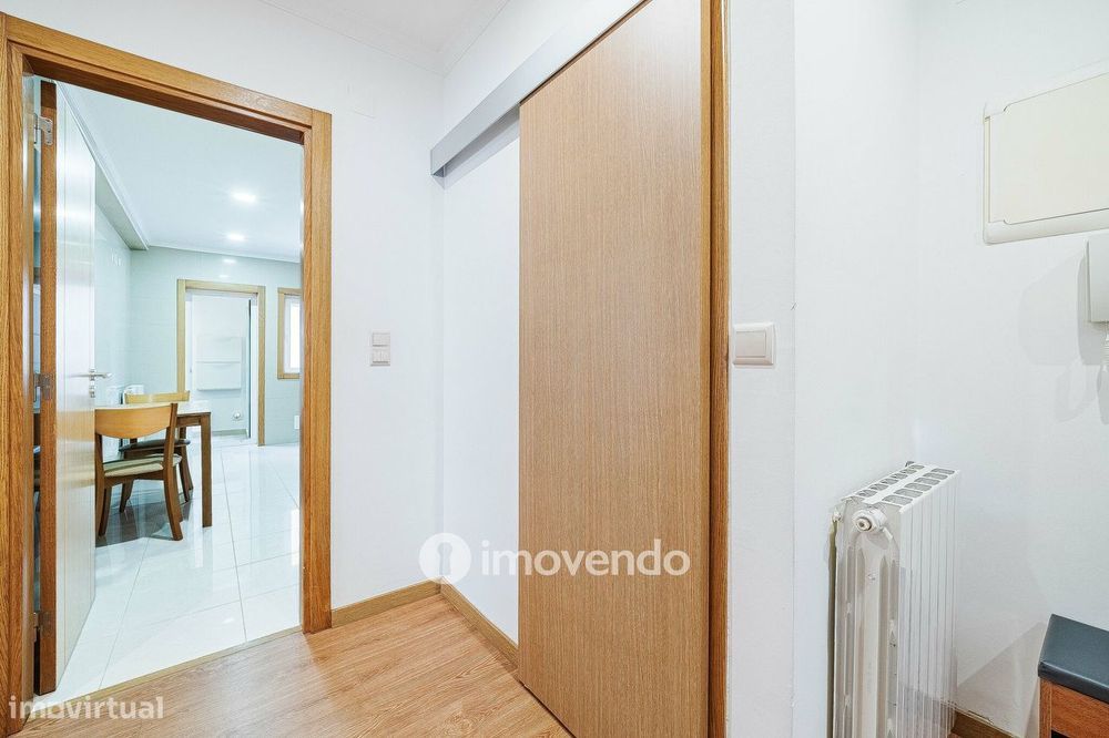 Apartamento T2 moderno, com estacionamento, nas Casas do Lago