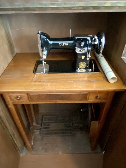 Móvel com máquina de costura incorporada