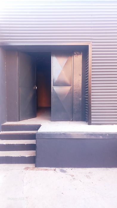 Espaçoso Armazém de 200m² com Cais de Carga no Centro da Trofa