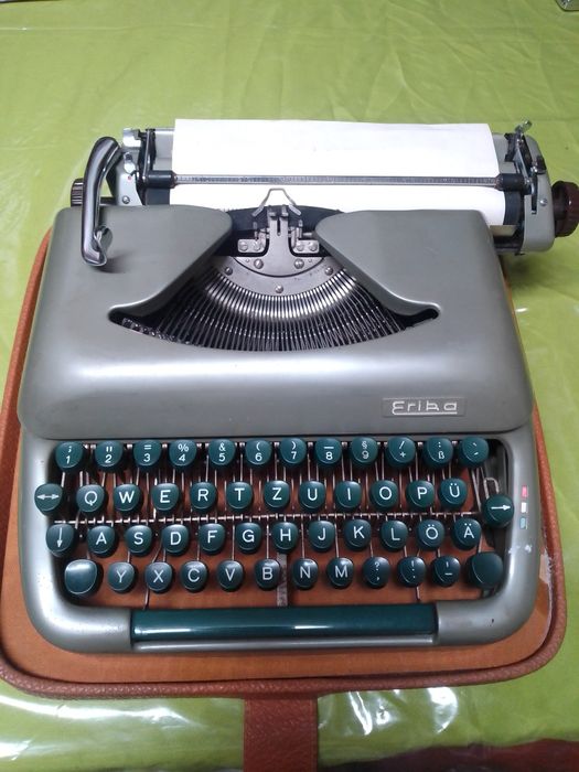 Máquina de escrever antiga ERIKA