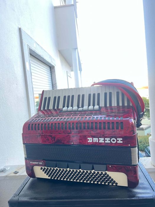 Acordeão HOHNER Student à 3a voz com 120 baixos como novo - mala e acessórios novos incluídos