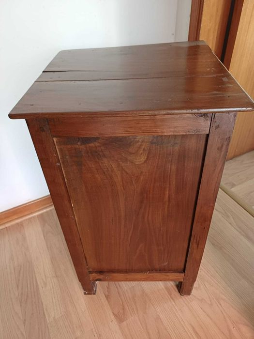 Mesa de cabeceira rústica, de fabrico manual em madeira de pinho