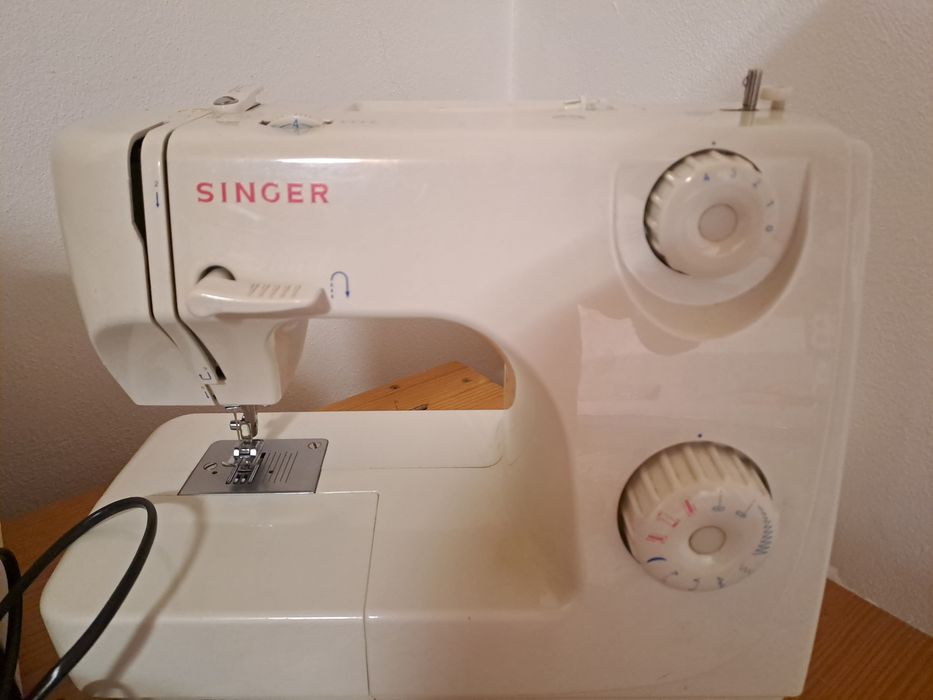Vende-se máquina de costura Singer