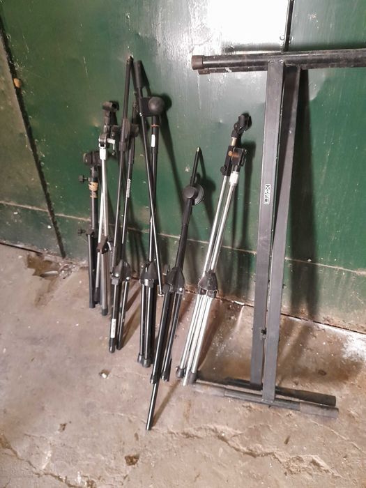 6 tripés e um stand