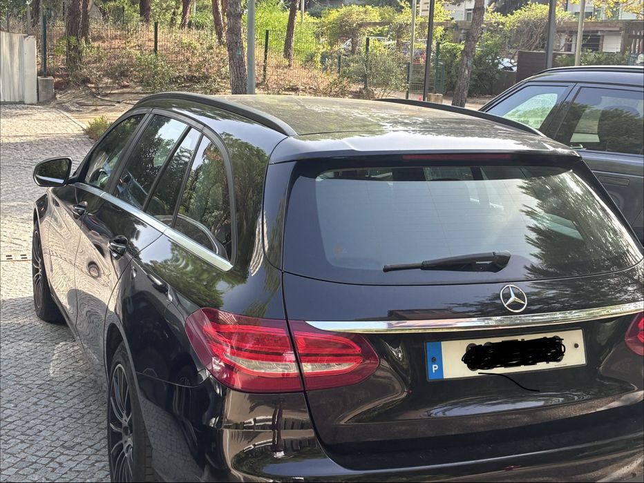 Mercedes-Benz Classe C, cor preta, com motor 220d (2.1 diesel, 2143cc, 170cv)
