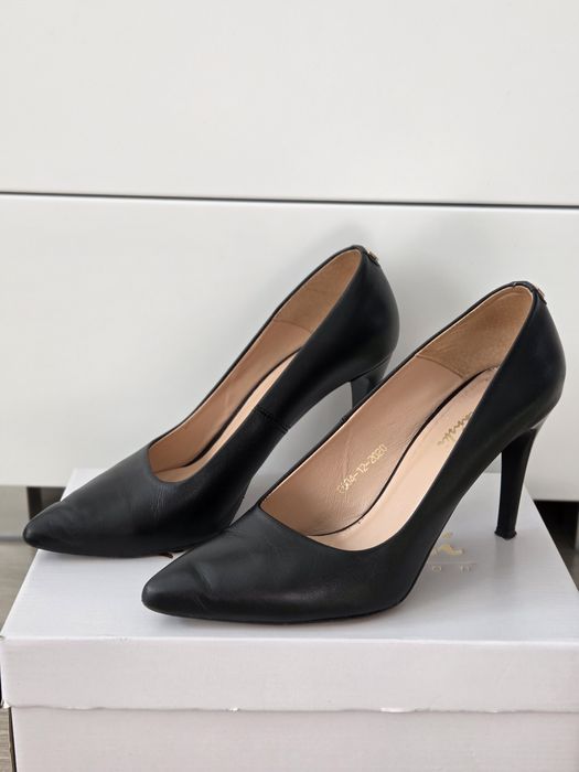 Czarne czółenka na obcasie R.Polański
rozmiar 39