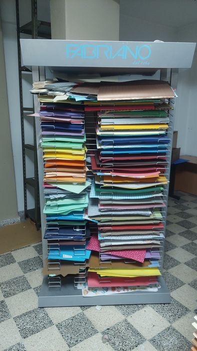 OPORTUNIDADE - Expositor de Ferro para Cartolinas da Fabriano