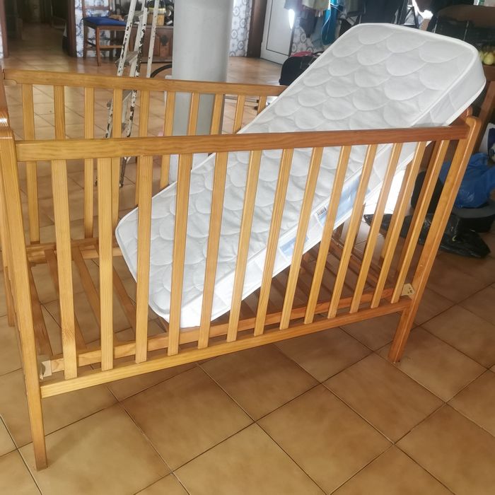 Cama de bebé + colchão