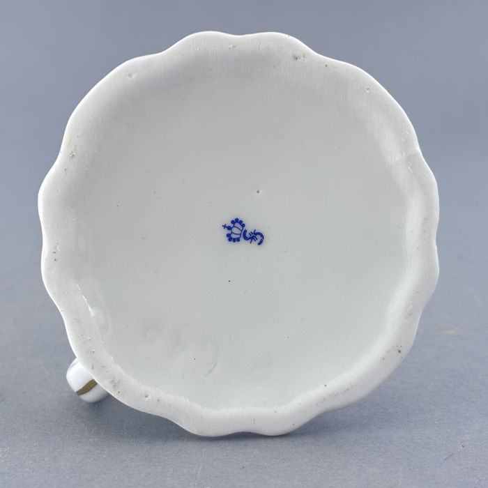 piękny biały złocony świecznik porcelanowy