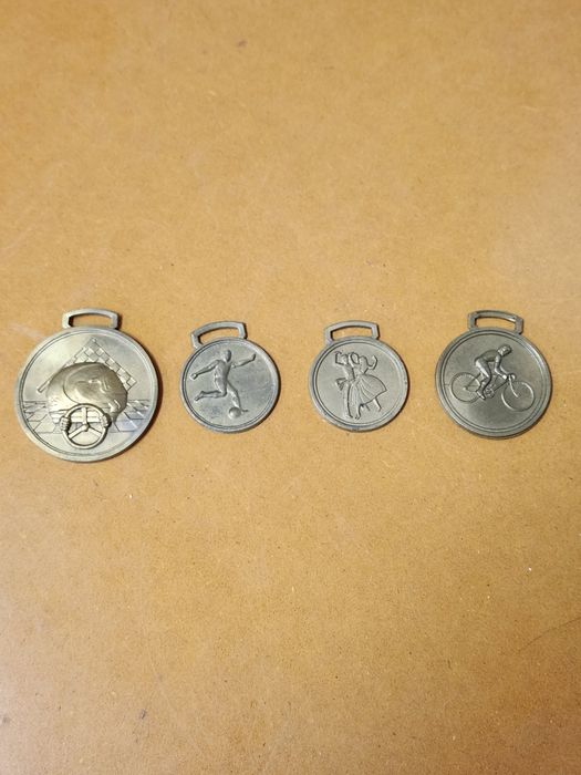 Vendo medalhas comemorativas de vários tipos
