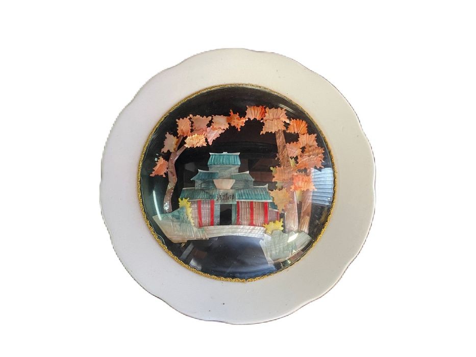 Prato madrepérola em porcelana antigo oriental 

Excelente estado 

Me