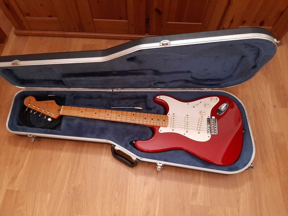 Fender Standard Stratocaster 2002 – Candy Apple Red (COMO NOVA)