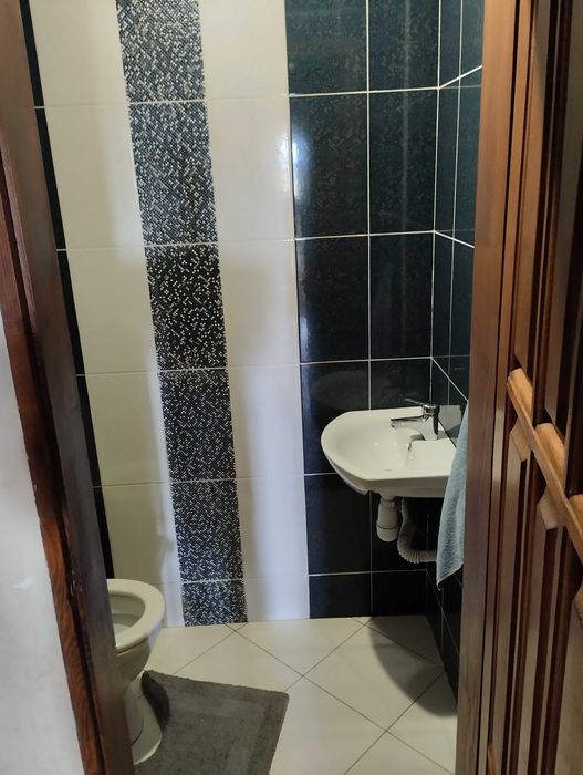 Будинок з приміщенням та обладнанням для шиномонтажу