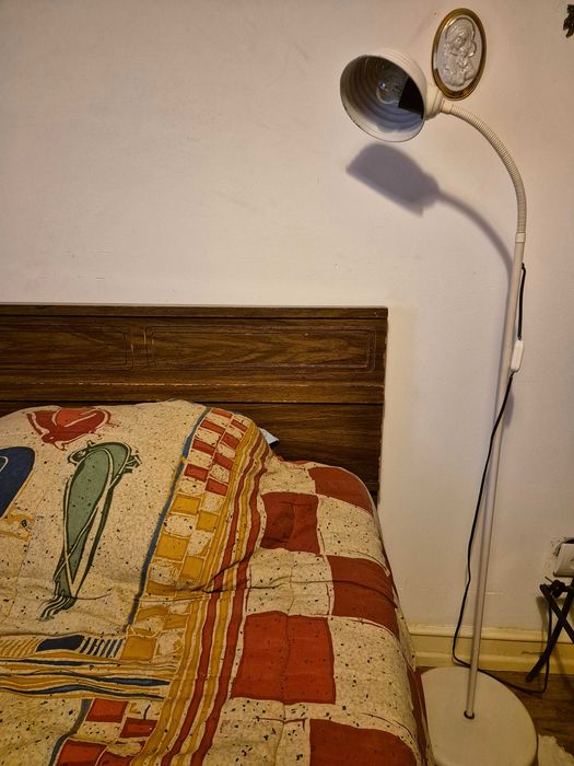 Candeeiro branco de pé alto