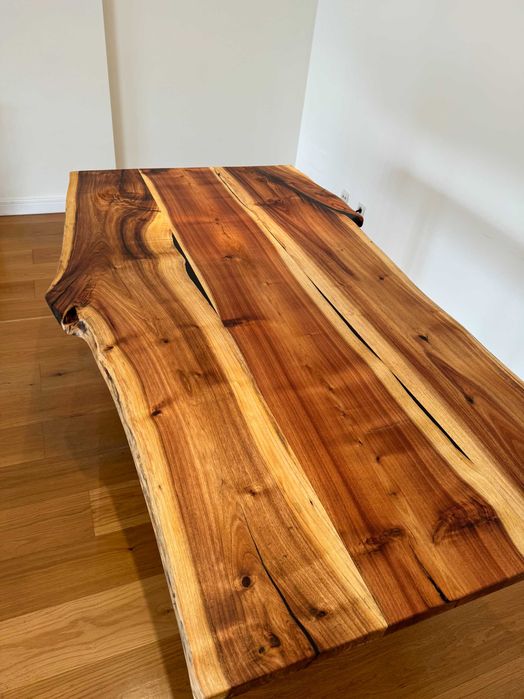 Mesa de jantar em madeira maciça, prateleiras, peças decorativas.