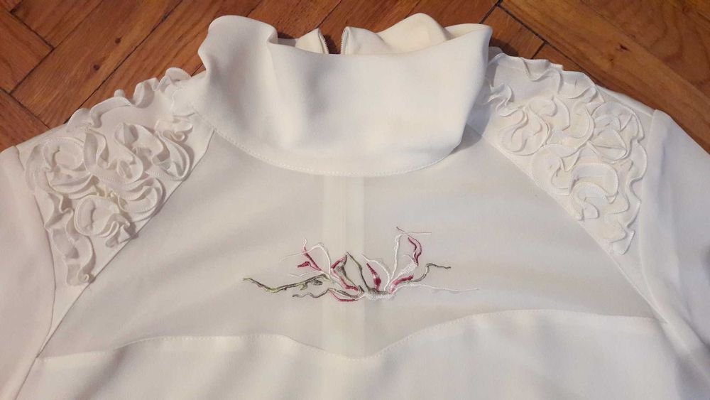 Elegancka bluzka z długim rękawem, haftem